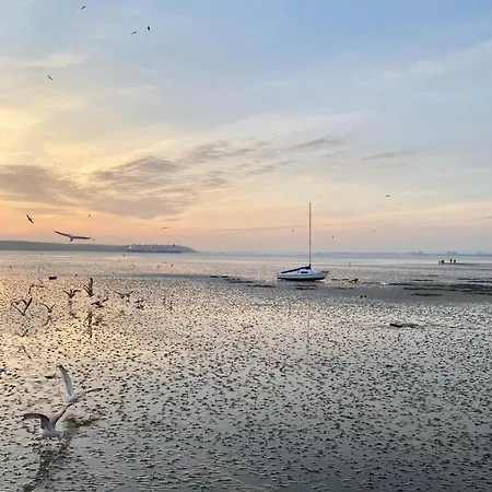 Lilliput Hideaway 5 Mins From Sandbanks Beach Poole Exterior photo